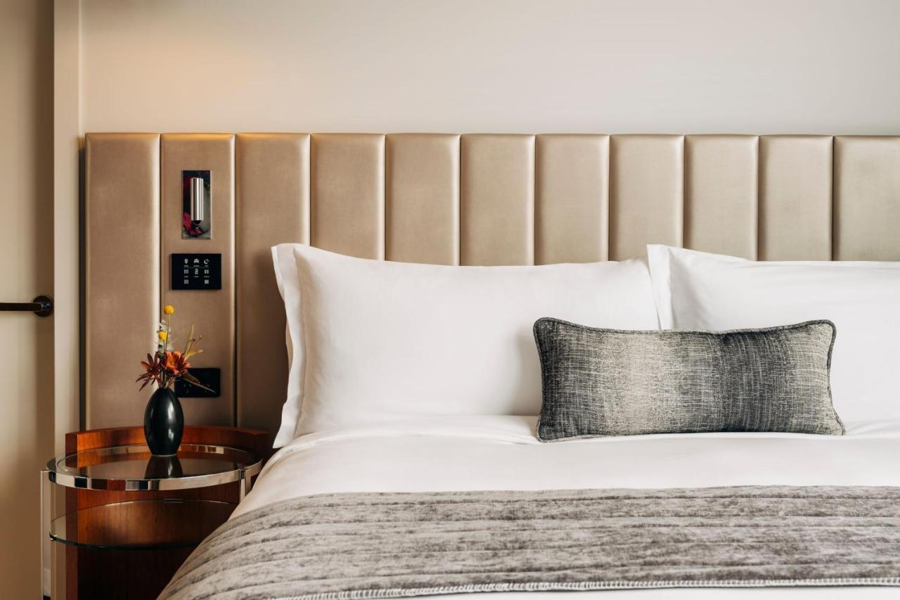 The Tasman, A Luxury Collection Hotel, Hobart Exterior foto A bed with a throw pillow