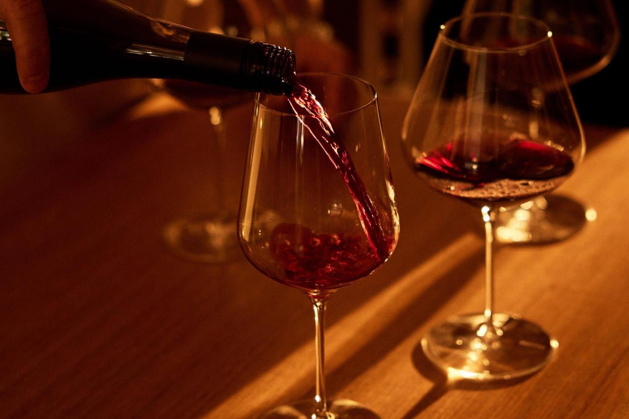 The Tasman, A Luxury Collection Hotel, Hobart Exterior foto Wine being poured